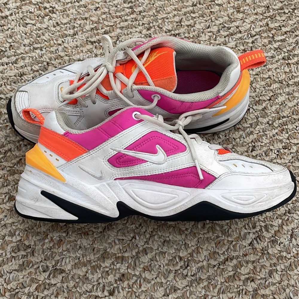 Super cute retro nike sneakers!